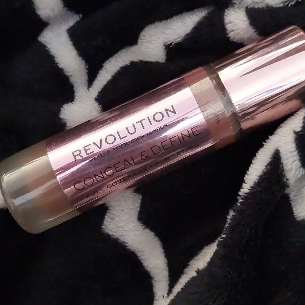 NEW Makeup‎ Revolution Liquid Foundation Conceal & Define in shade F14